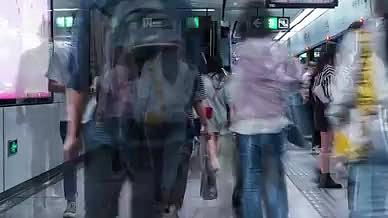 4K地铁内人流上下车延时视频视频的预览图
